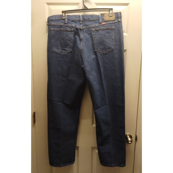 Wrangler Men's Size 40x32 Relaxed Fit Flex Dark Wash Denim Blue Jeans 1097FXVMD - Picture 2 of 4